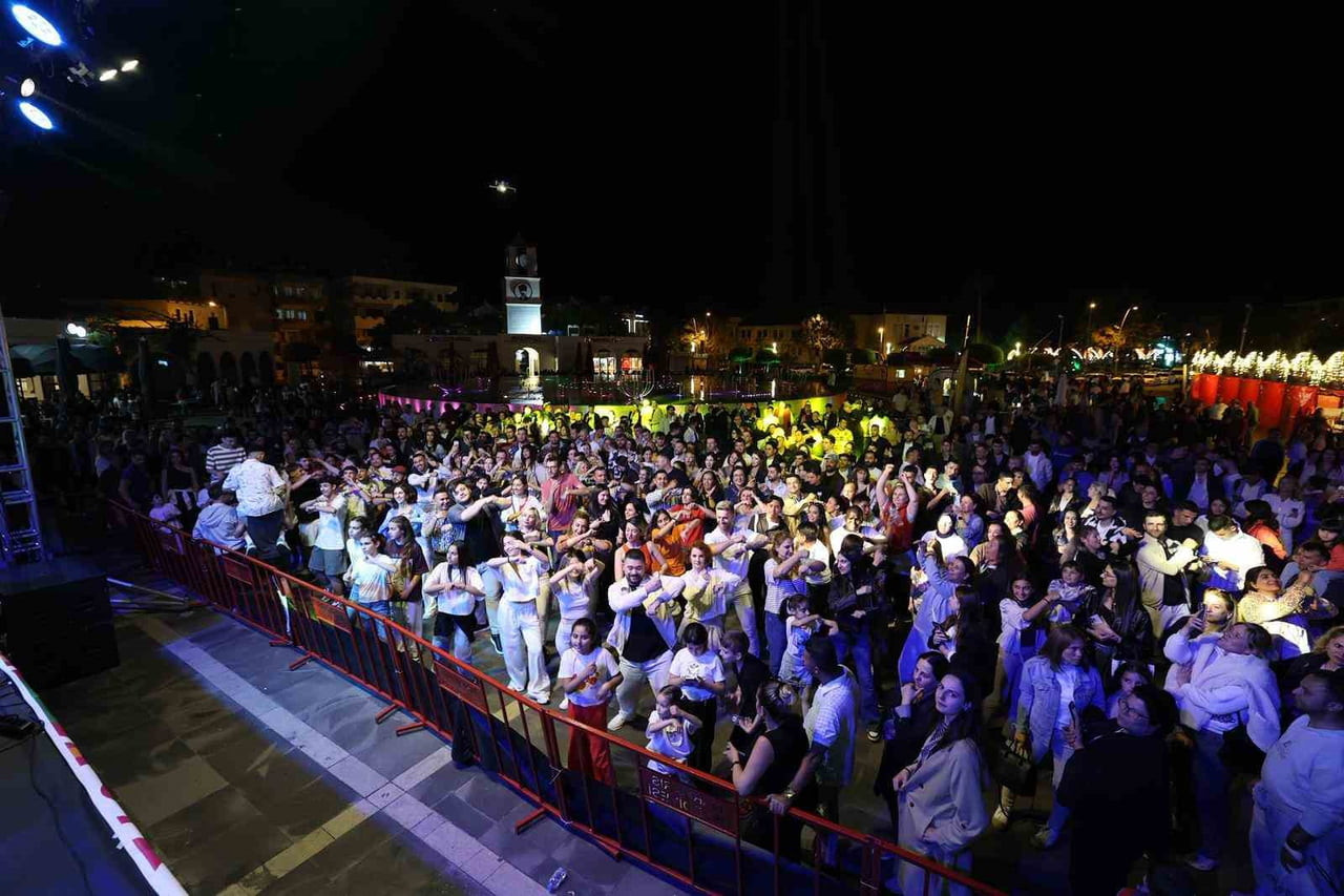 MARMARİS LATİN FEST KAPSAMINDA DÜZENLENEN LATİN PARTİSİ, YÜZLERCE DANS TUTKUNUNU 19 MAYIS GENÇLİK...