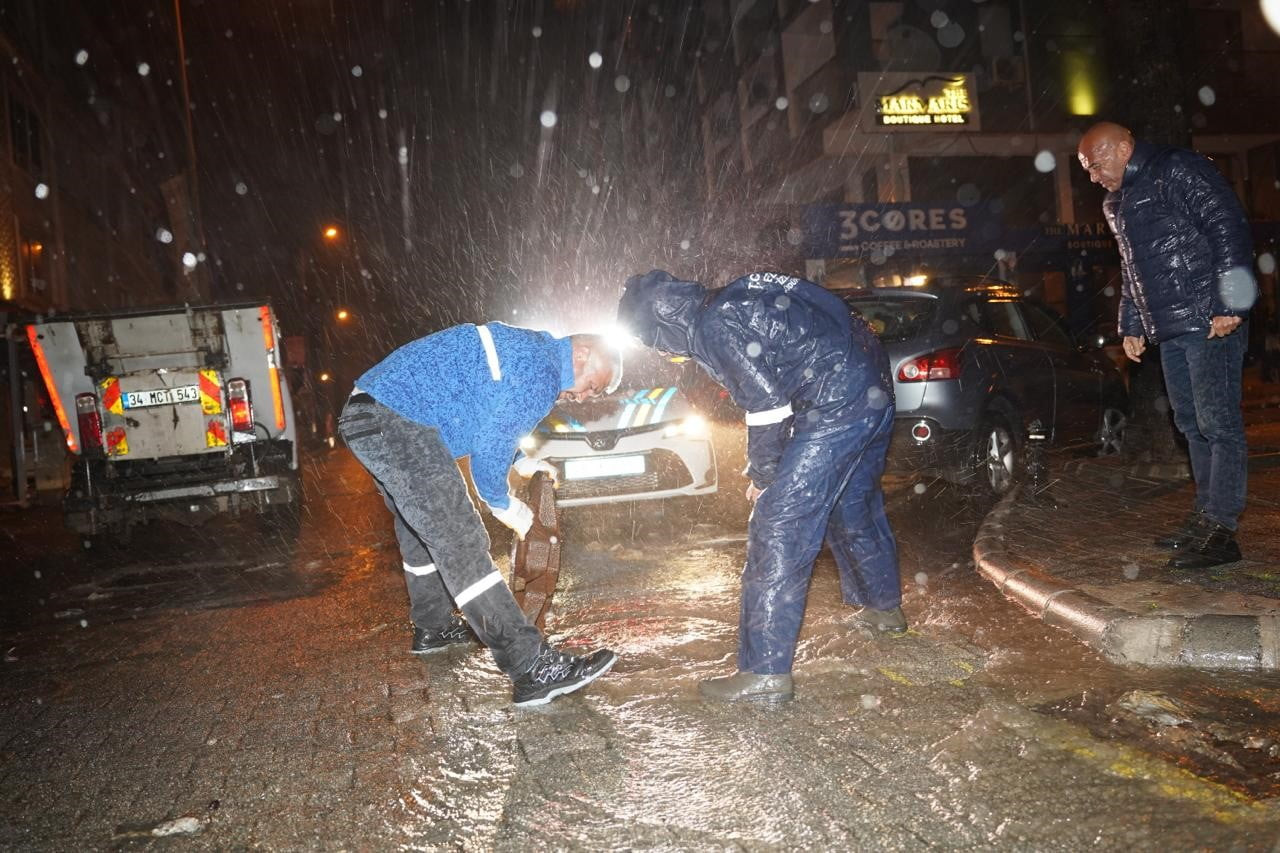 MARMARİS'TE ETKİLİ OLAN SAĞANAK YAĞMUR VE FIRTINA NEDENİYLE BELEDİYE EKİPLERİ GECE BOYUNCA SAHADA...