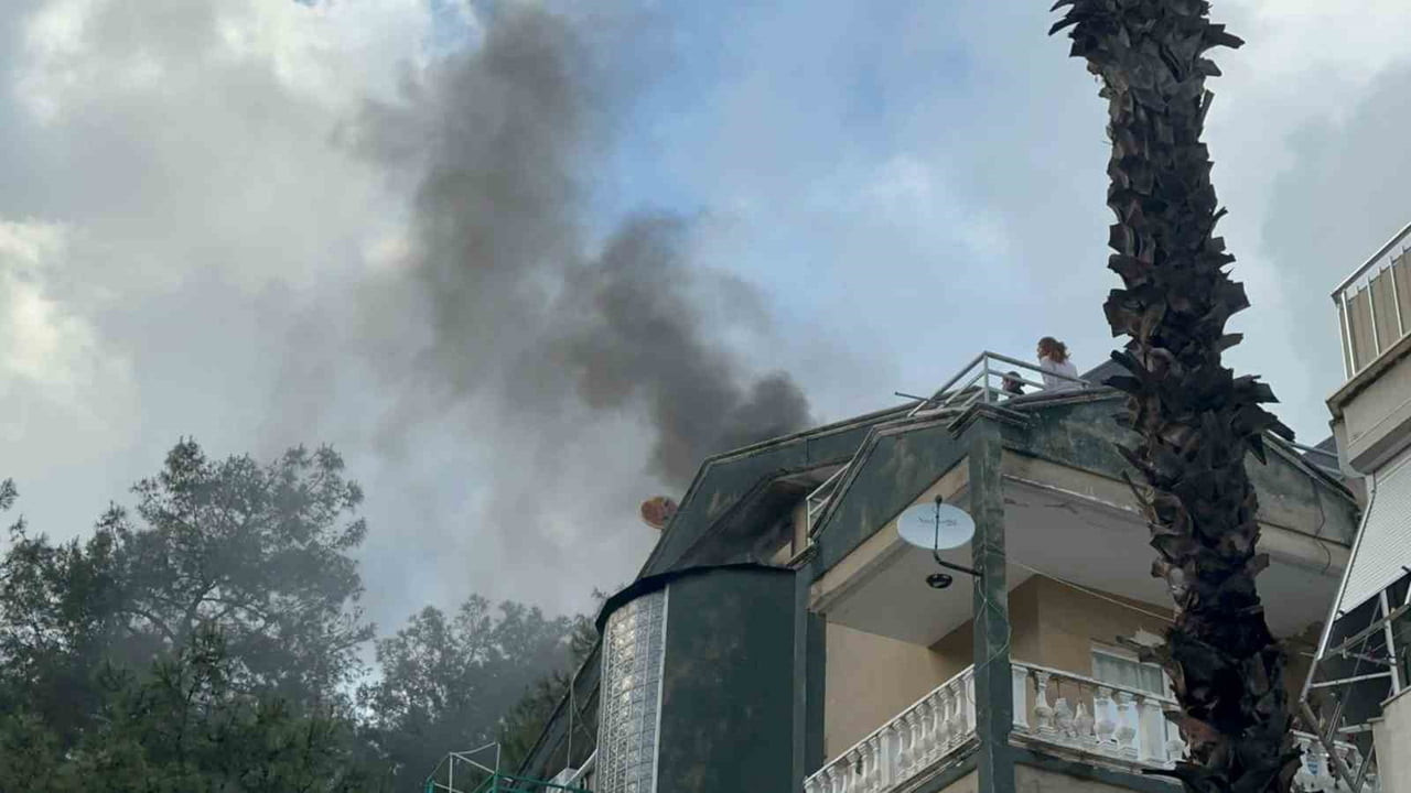 MARMARİS’TE ÇATI KATI YANGINI: MAHSUR KALAN BİR KİŞİ KURTARILDI