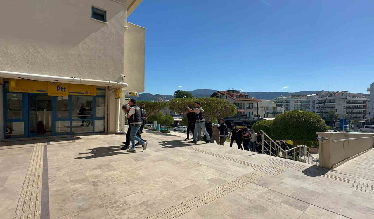 MARMARİS’TE GÖZLÜKÇÜ KURŞUNLAMASININ ŞÜPHELİLERİ ADLİYEYE SEVK EDİLDİ