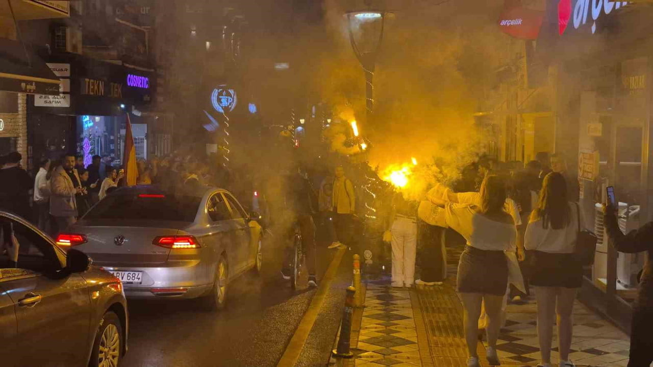 MARŞLAR VE KORNA SESLERİ EŞLİĞİNDE ŞEHİR TURU ATAN TARAFTARLARA, ŞEHİR MERKEZİNDEKİ TARAFTARLAR DA...