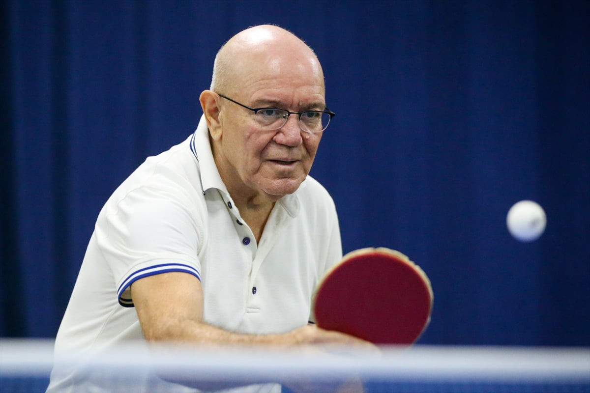 Masa tenisi kariyerinde 50 yılı geride bırakan 75 yaşındaki Mehmet Kasapoğlu, Hatay'ın İskenderun...