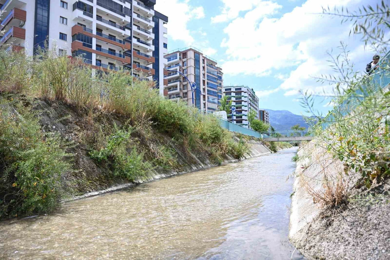 MASKİ GENEL MÜDÜRLÜĞÜ, YUNUSEMRE İLÇESİNDEKİ BOZKÖY DERESİ’NDE BAŞLATTIĞI 8 KİLOMETRELİK TEMİZLİK...