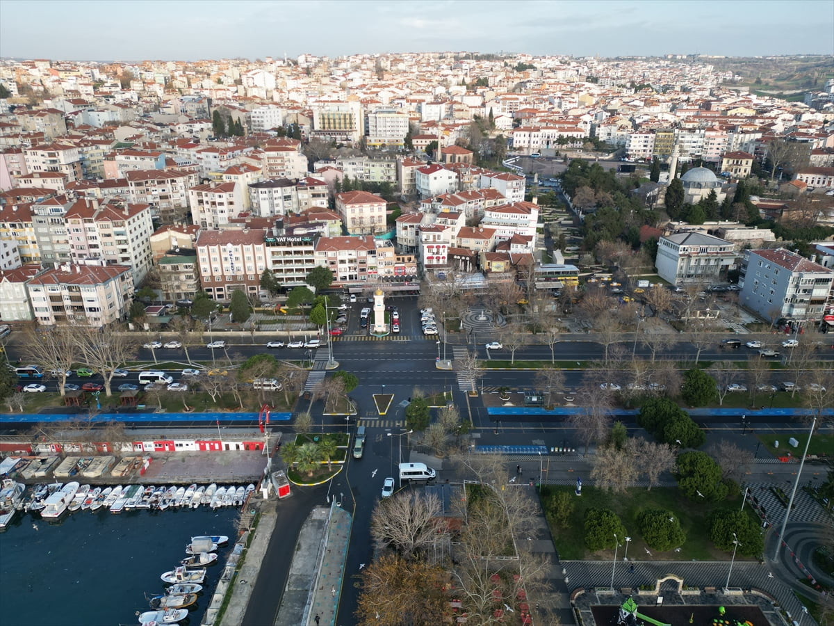 Mavi bayraklı plajları, yamaç paraşütü pistleri, kamp alanları ve Ganos Dağı eteklerindeki doğal...
