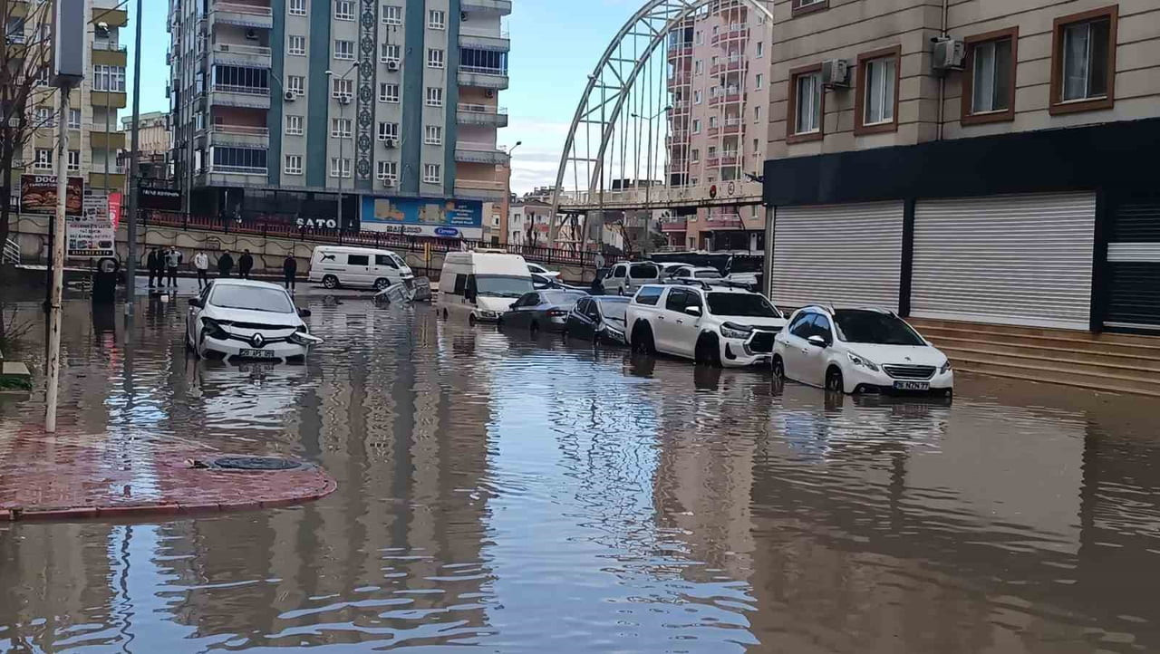 MAZGALLARIN TIKANMASI SONUCU CADDE VE SOKAKLAR SU ALTINDA KALIRKEN, ÇOK SAYIDA ARAÇ VE İŞ YERİ...