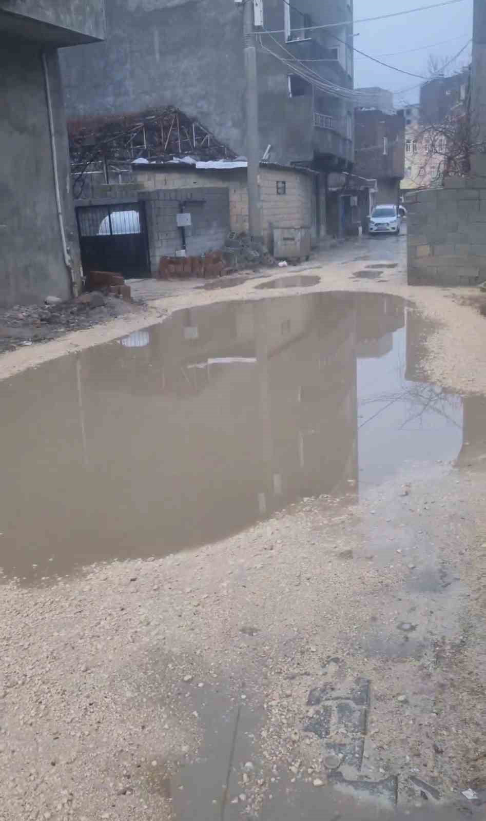 MAZIDAĞI’NDA SOKAKLAR GÖLE DÖNDÜ: VATANDAŞLAR TEPKİLİ