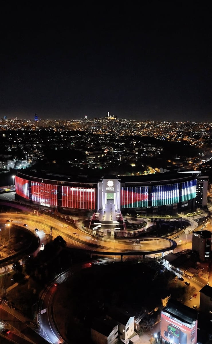 Medipol Üniversitesi, kampüs binasındaki LED ekranda Filistin'e destek mesajları vererek İsrail'in...