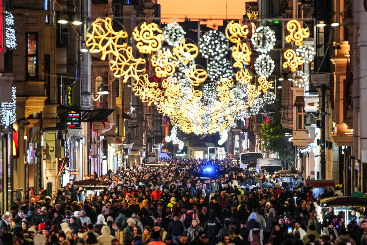 Megakentin en önemli buluşma noktalarından Taksim Meydanı ve İstiklal Caddesi'nde yeni yıla...