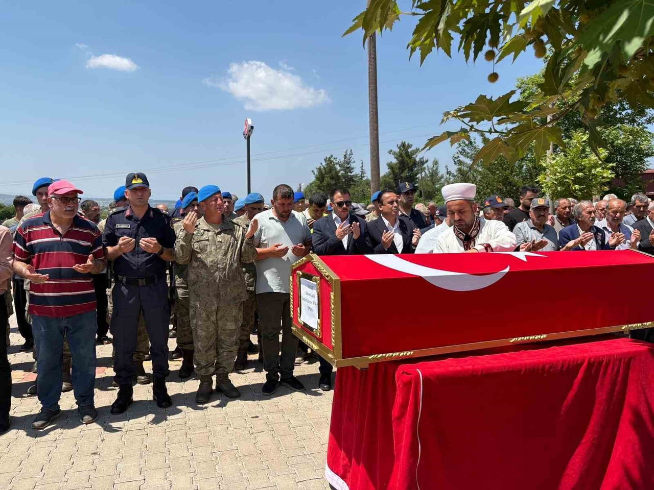 MEHMET KÖKEN İÇİN DEMİRCİLER MAHALLESİ MEZARLIĞI'NDA CENAZE TÖRENİ DÜZENLENDİ.