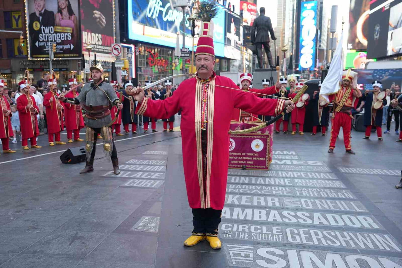MEHTER TAKIMI NEW YORK’UN TİMES MEYDANI'NDA BÜYÜK İLGİ GÖRDÜ