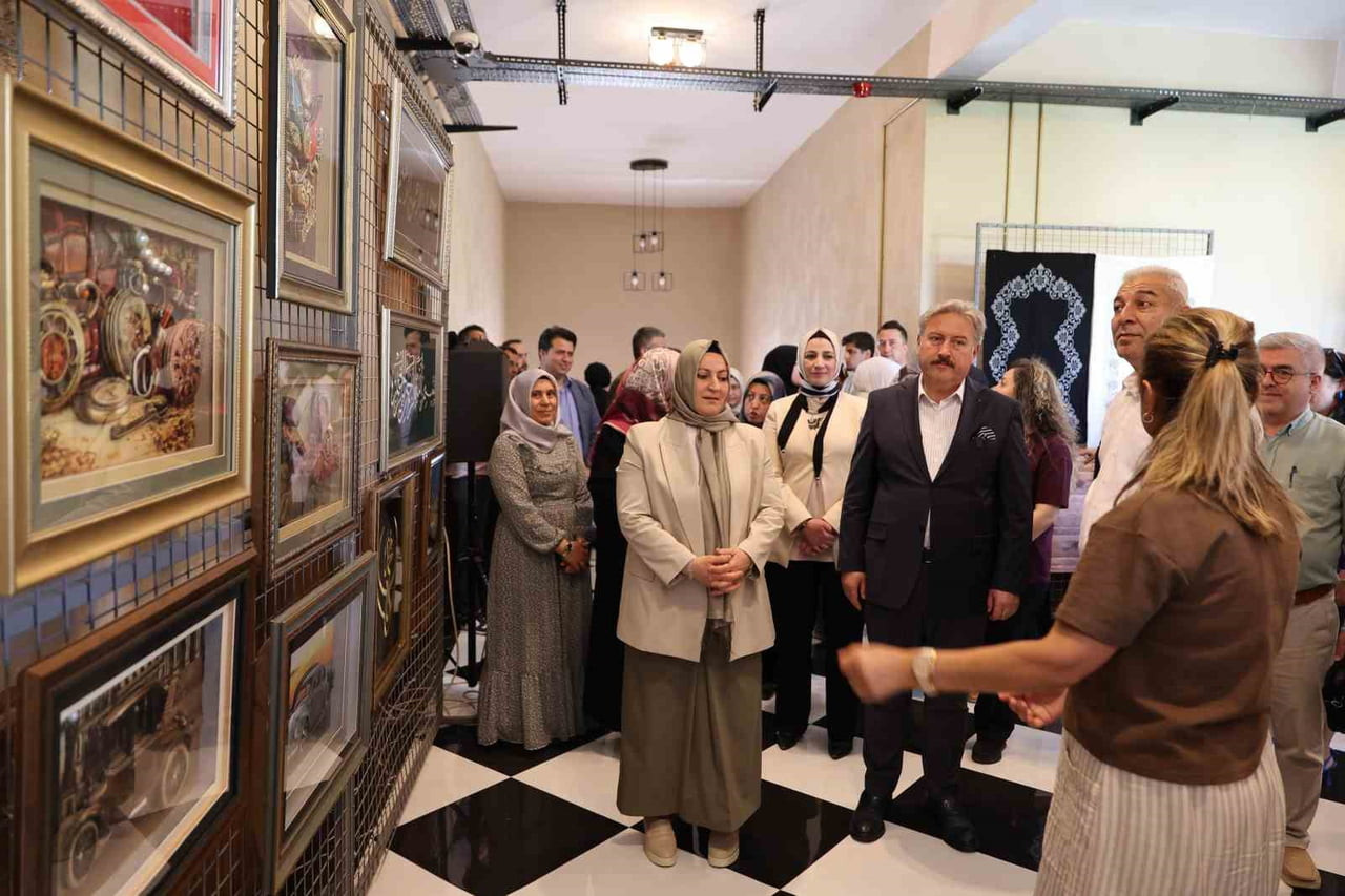 MELİKGAZİ BELEDİYESİ, SANAT MELİKGAZİ’DE DÜZENLENEN TÖRENLE KURS MERKEZLERİNDE EĞİTİM GÖREN...
