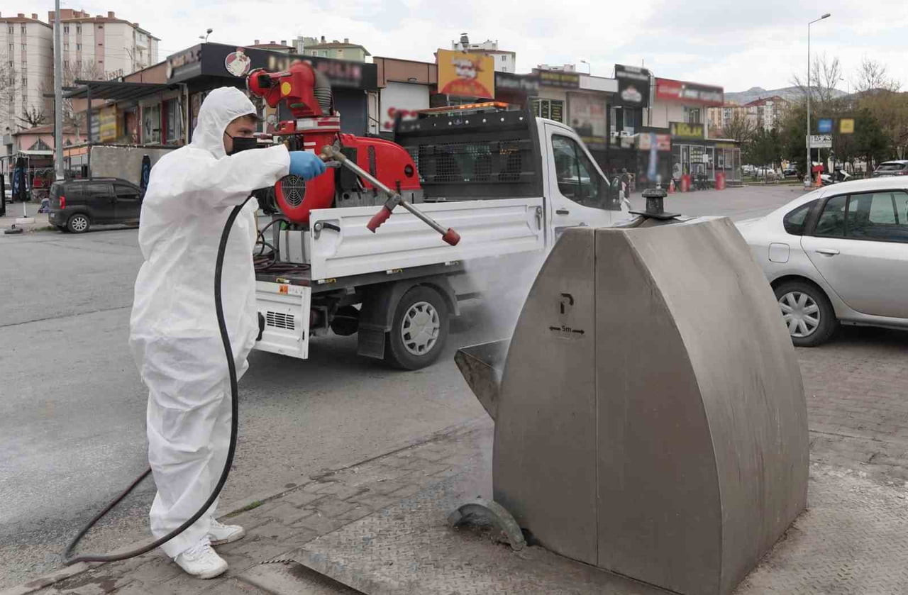 MELİKGAZİ BELEDİYESİ, VATANDAŞLARIN YOĞUN OLARAK KULLANDIĞI PARK VE BAHÇELERDE, YAĞMUR SUYU...
