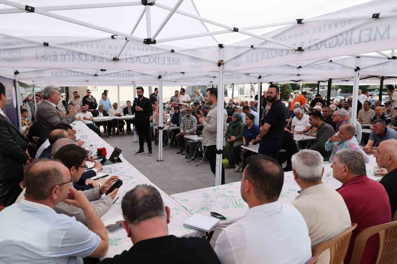 MELİKGAZİ İLÇESİNDE HIZLA DEVAM EDEN ‘VATANDAŞ SORUYOR, BAŞKAN CEVAPLIYOR’ PROGRAMLARI KAPSAMINDA...