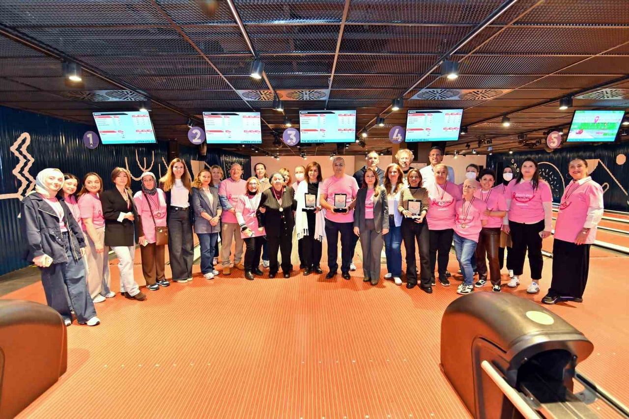 MEME KANSERİ HASTALARI DOKTORLARIYLA BOWLİNG PİSTİNDE BULUŞTU