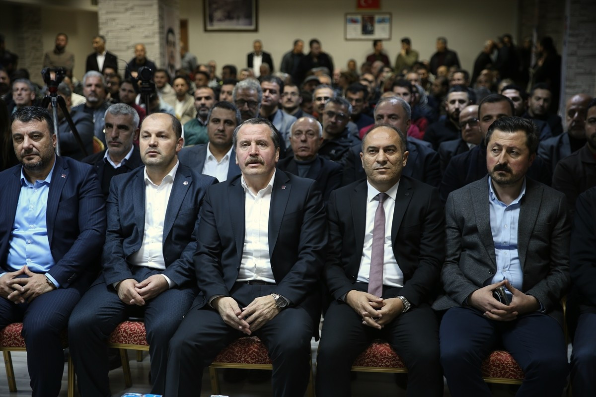 Memur-Sen Genel Başkanı Ali Yalçın (ortada), Eğitim-Bir-Sen Bitlis Şubesince öğretmenevinde...