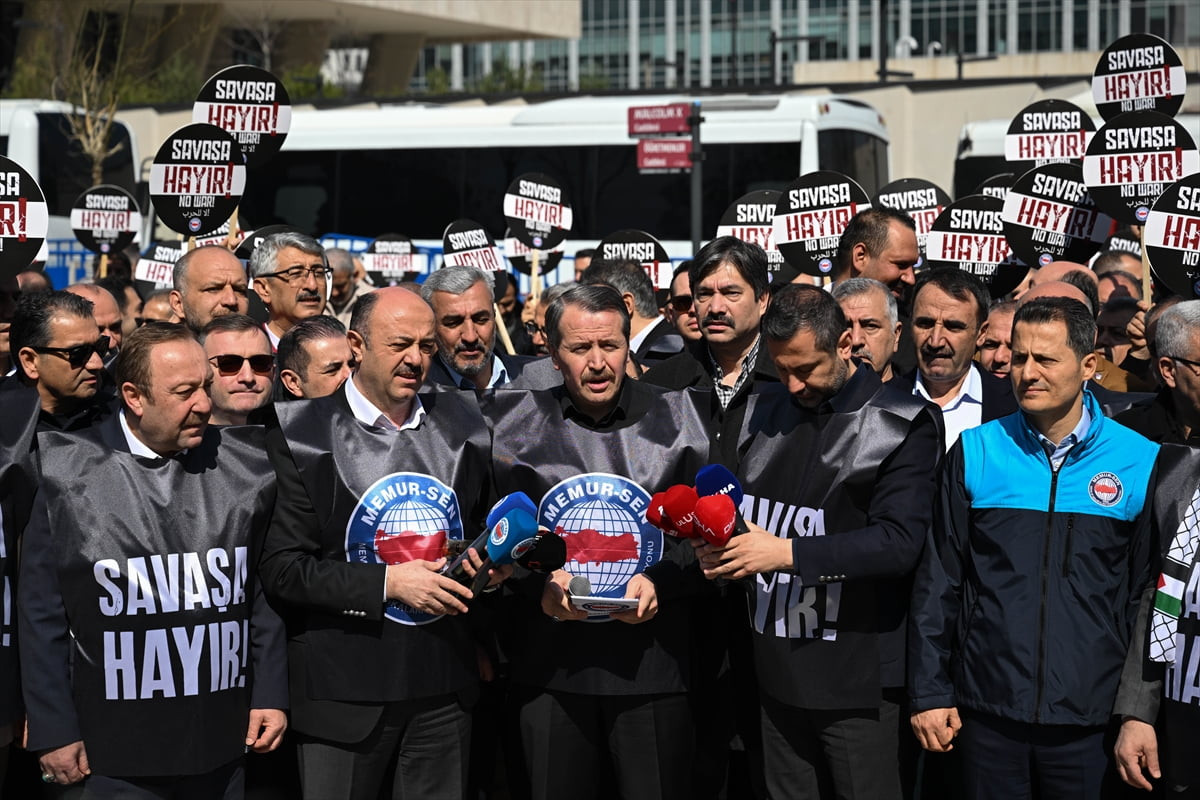 Memur-Sen üyeleri, ABD ve İsrail'in İran'a yönelik saldırılarını ABD'nin Ankara Büyükelçiliği...