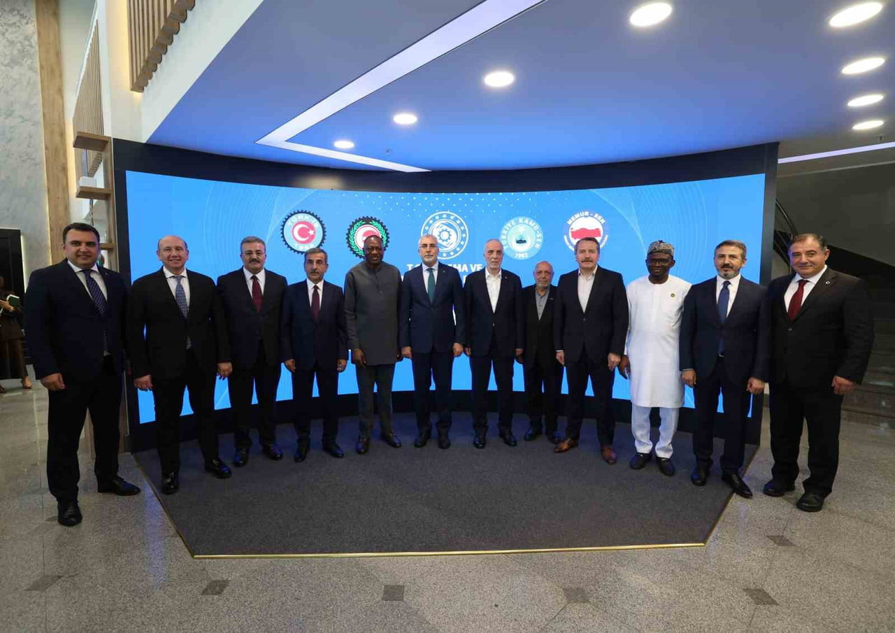 MEMUR SENDİKALARI KONFEDERASYONU (MEMUR-SEN) GENEL BAŞKANI ALİ YALÇIN VE BERABERİNDEKİLER