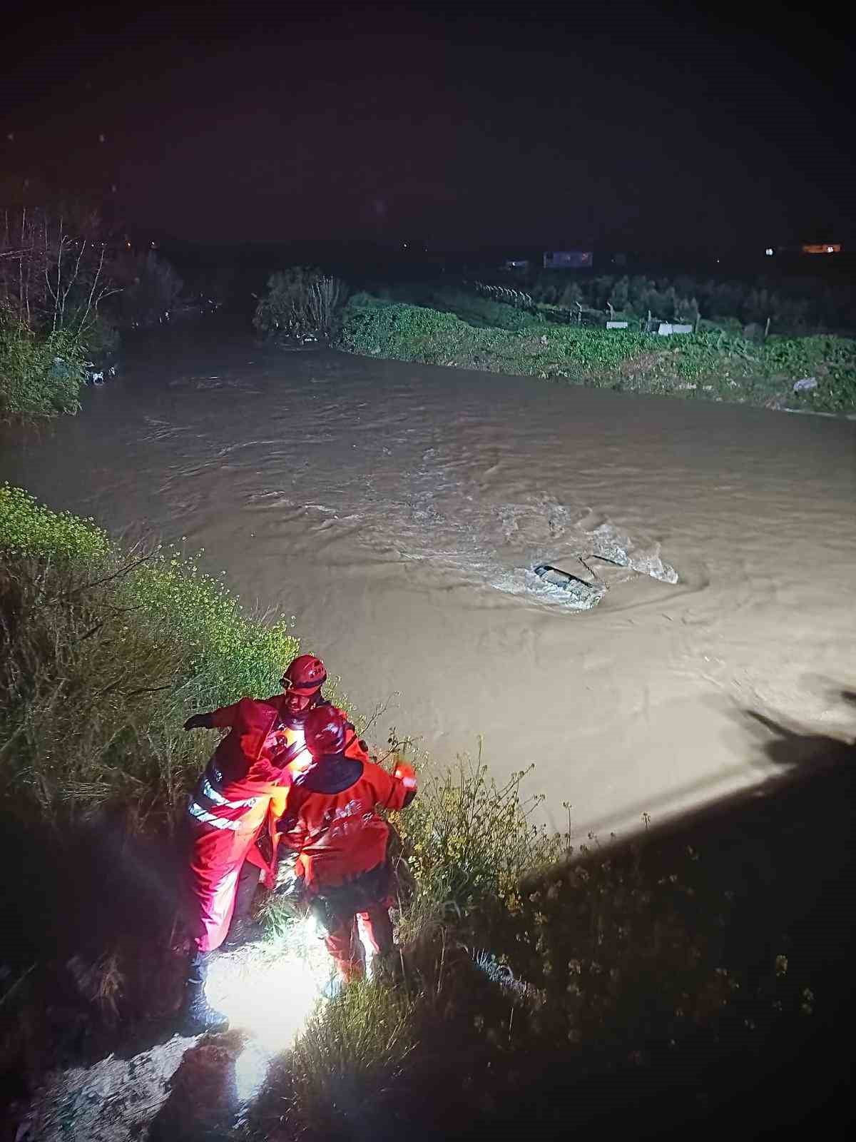MENDERES İLÇESİNDE DEREYE UÇAN ARAÇTA MAHSUR KALAN VATANDAŞ, İZMİR BÜYÜKŞEHİR BELEDİYESİ’NİN...