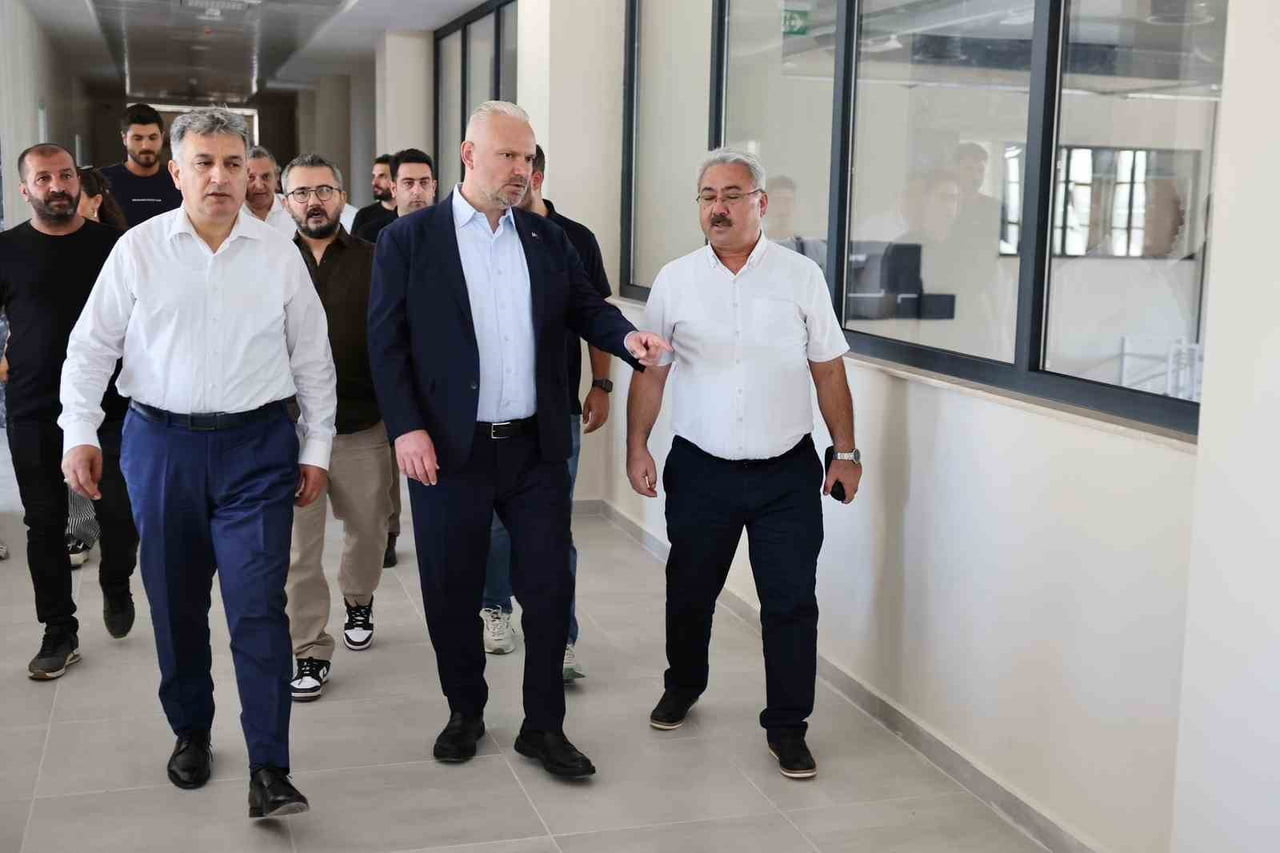 MENEMEN BELEDİYE BAŞKANI AYDIN PEHLİVAN, İZMİR İL GENÇLİK VE SPOR MÜDÜRÜ MURAT ESKİCİ İLE BİRLİKTE...