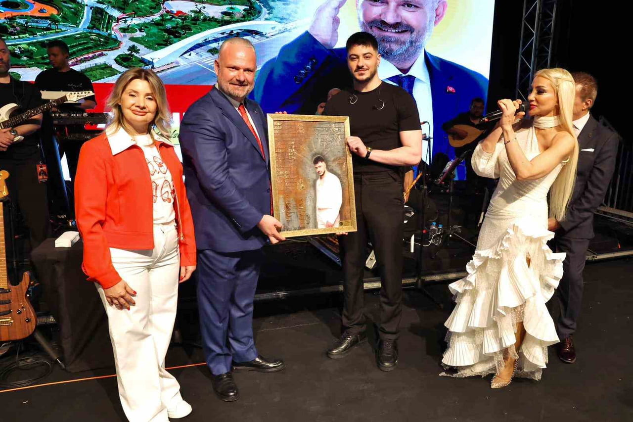 MENEMEN BELEDİYE BAŞKANI AYDIN PEHLİVAN TARAFINDAN GÜNÜN ANISINA HEDİYELER VERİLEN SEMİCENK'İN...