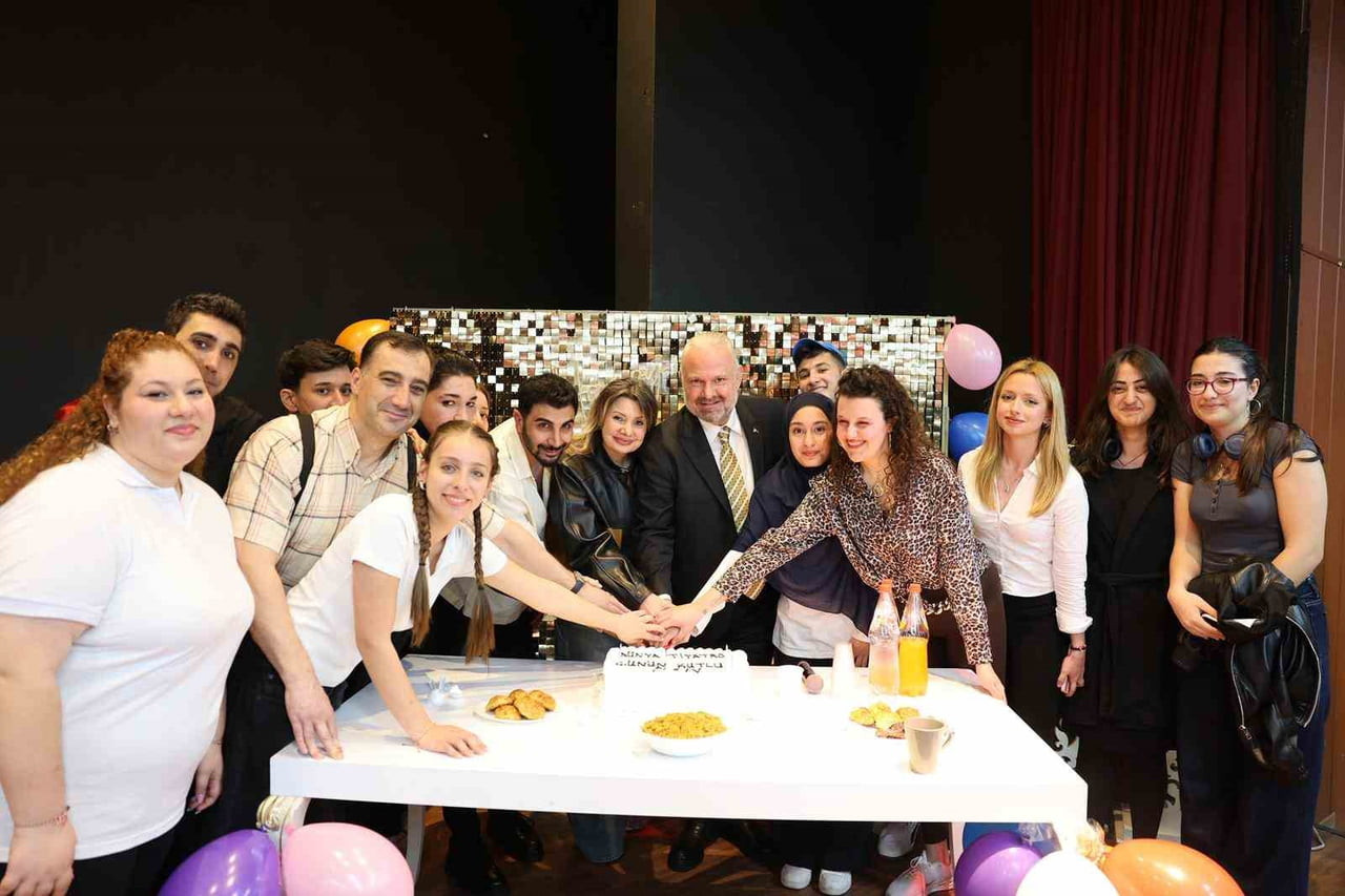 MENEMEN BELEDİYE TİYATROSU, DÜNYA TİYATROLAR GÜNÜ'NÜ SAHNEDE KUTLADI. "YAŞADIĞIM KADARI DA...