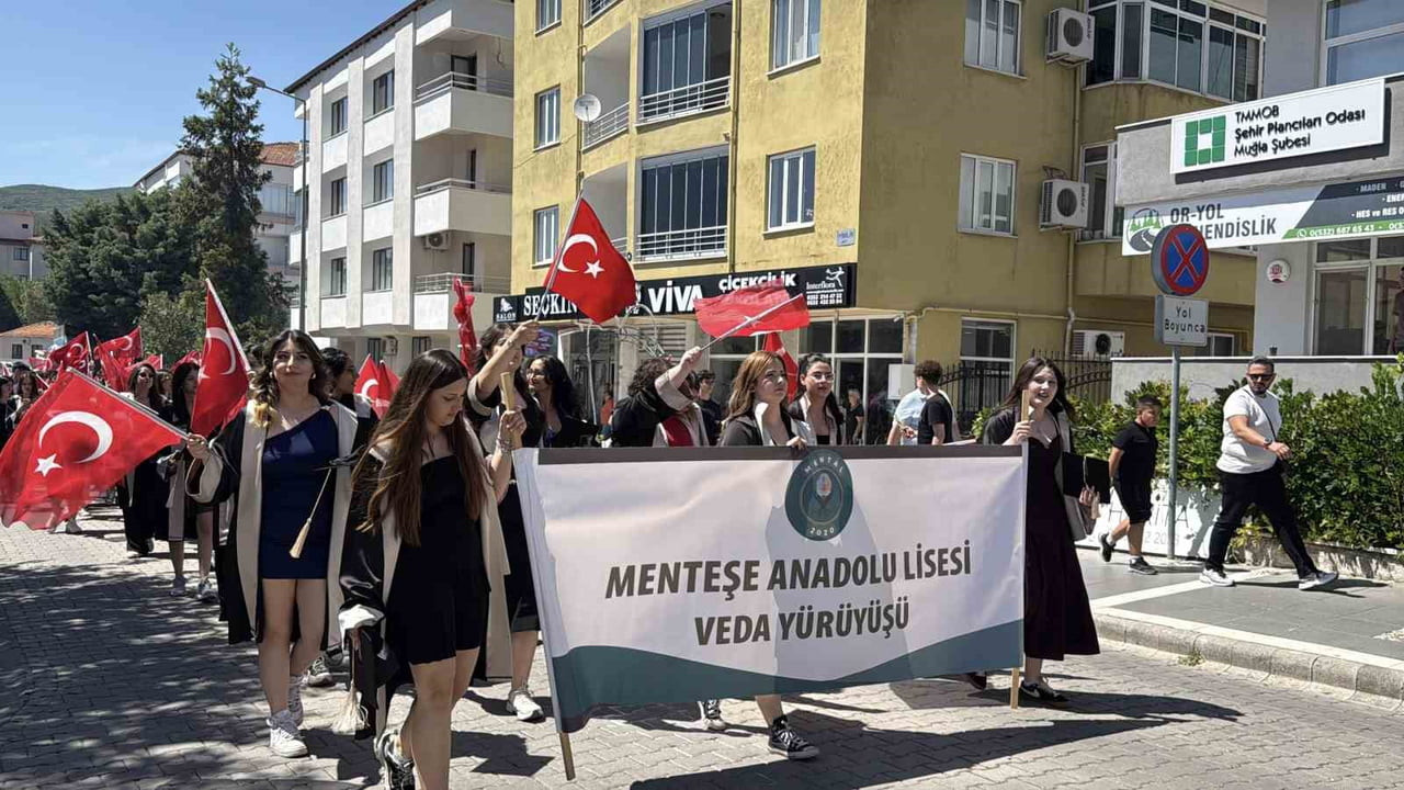 MENTEŞE ANADOLU LİSESİ ÖĞRENCİLERİ, GELENEKSELLEŞEN VEDA ETKİNLİĞİ KAPSAMINDA OKUL BAHÇESİNDEN...