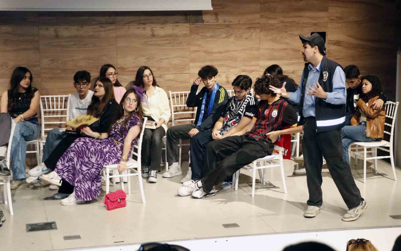 MENTEŞE ANADOLU LİSESİ ÖĞRENCİLERİNİN ‘OTOBÜS’ OYUNU BEĞENİ İLE İZLENDİ