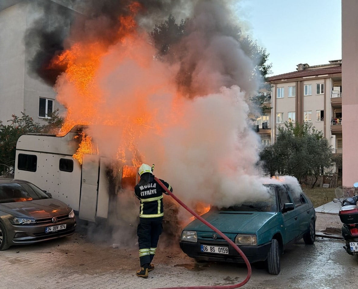 MENTEŞE'DE KARAVAN YANGINI: ALEV ALEV YANAN KARAVAN KÜLE DÖNDÜ
