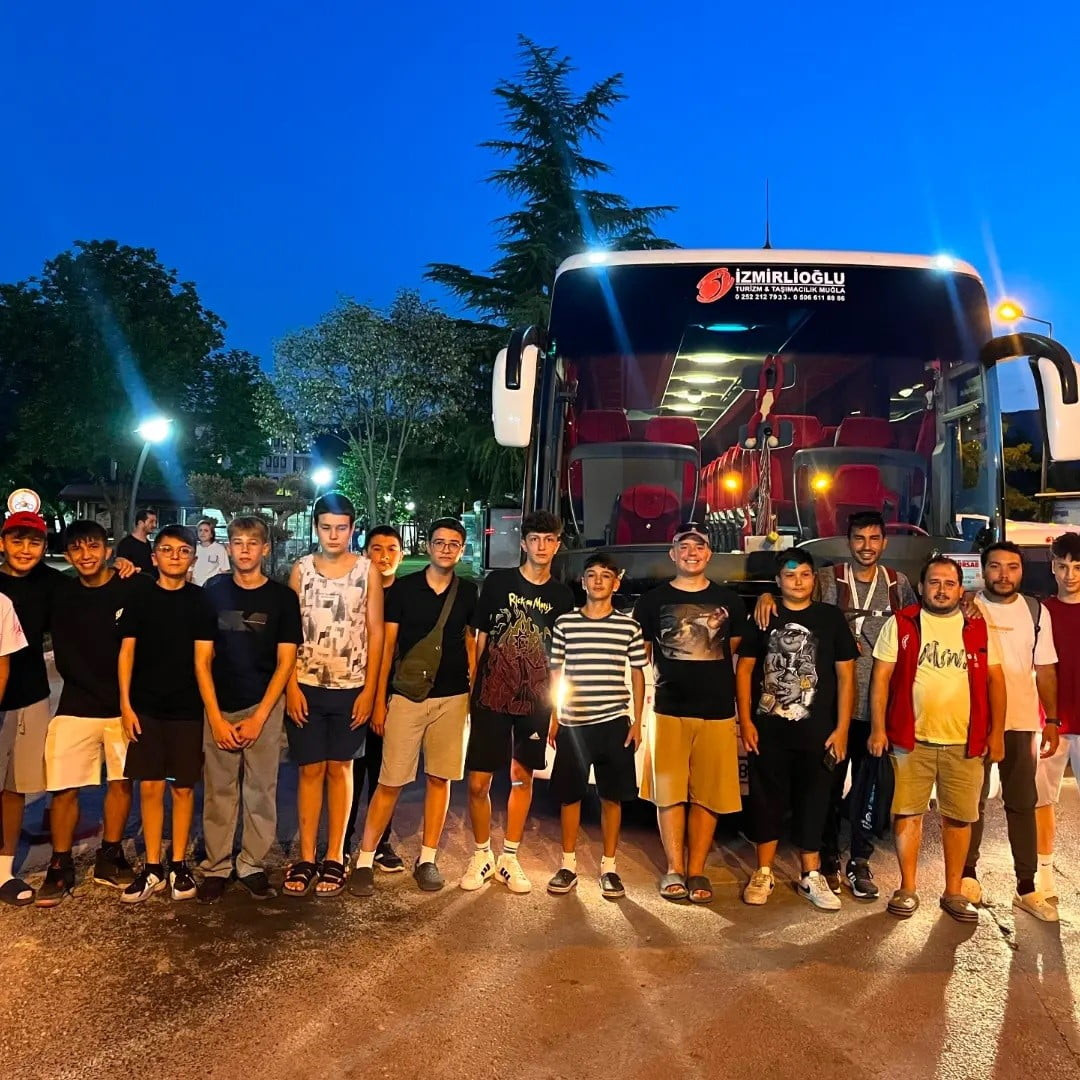 MENTEŞELİ GENÇLER AKDENİZ'İN MAVİLİĞİNDE BULUŞMAK İÇİN YOLA ÇIKTI