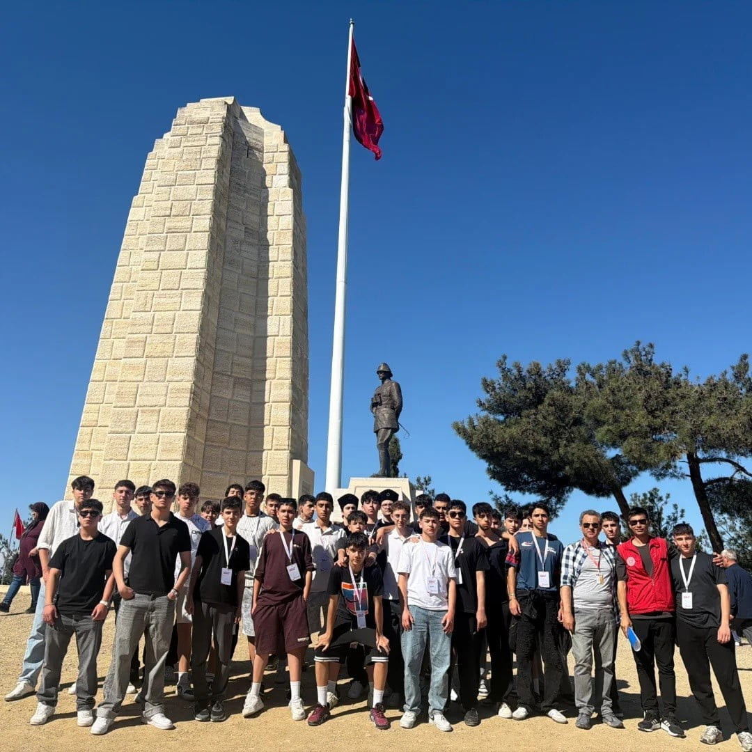 MENTEŞELİ GÖNÜLLÜ GENÇLERDEN ÇANAKKALE’YE ANLAMLI ZİYARET