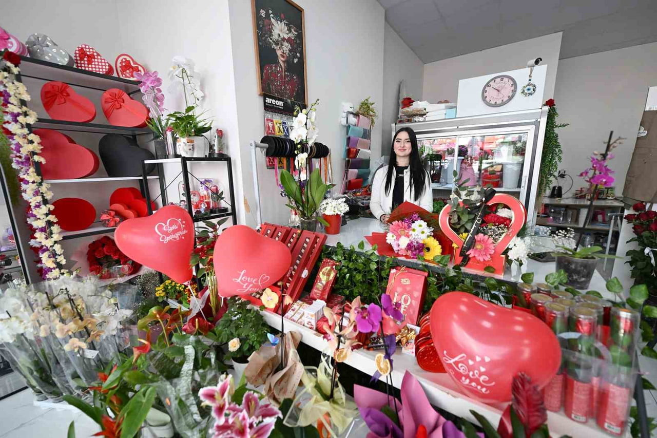 MERCEK’TE ALDIĞI YAPAY ÇİÇEKÇİLİK EĞİTİMİYLE KENDİNİ GELİŞTİREN 19 YAŞINDAKİ GÖKÇE TAMARA GÜNGÖR...