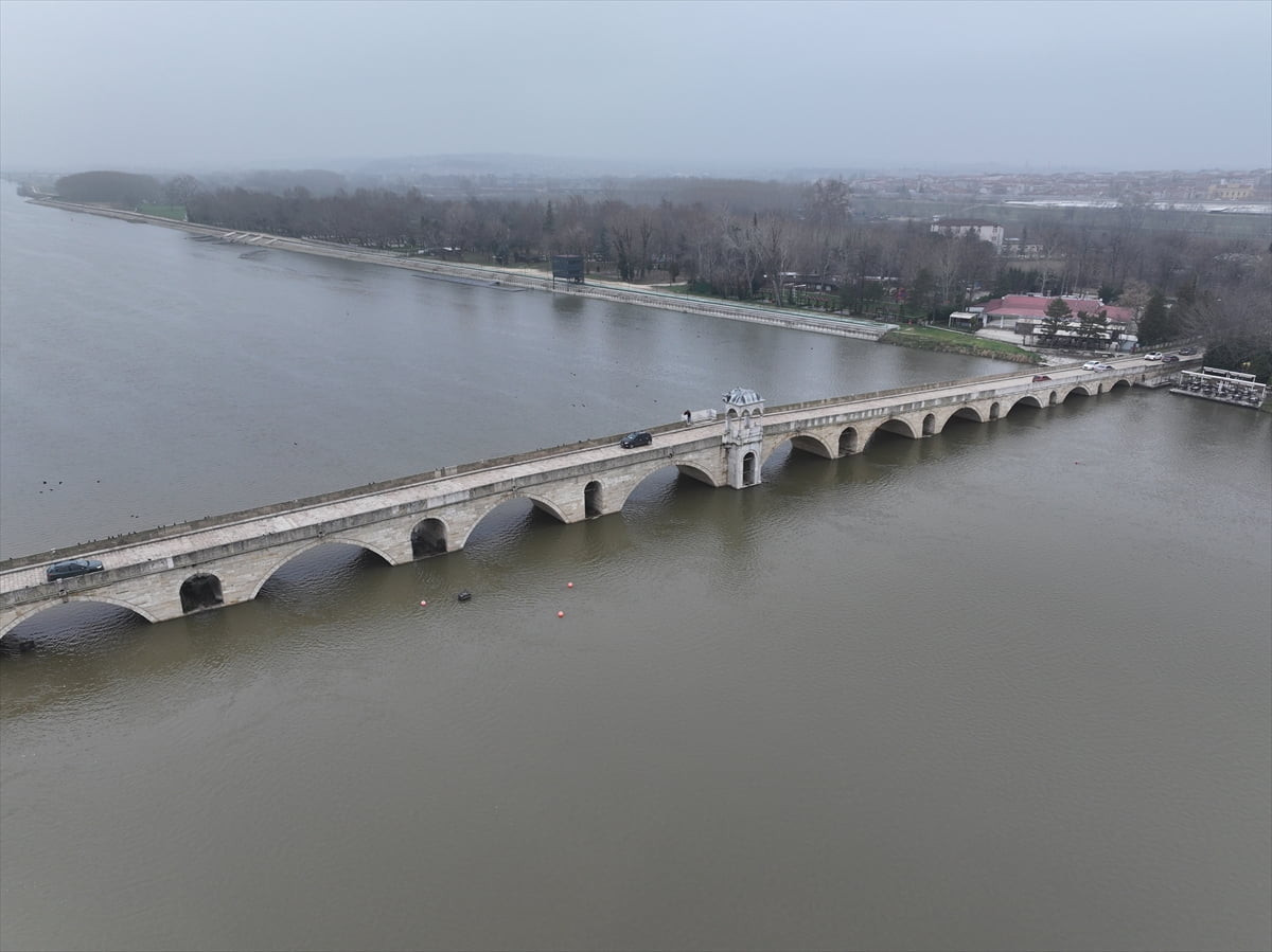 Meriç (fotoğrafta) ve Tunca nehirlerinin debisi, Edirne ile nehirlerin kaynağını aldığı...