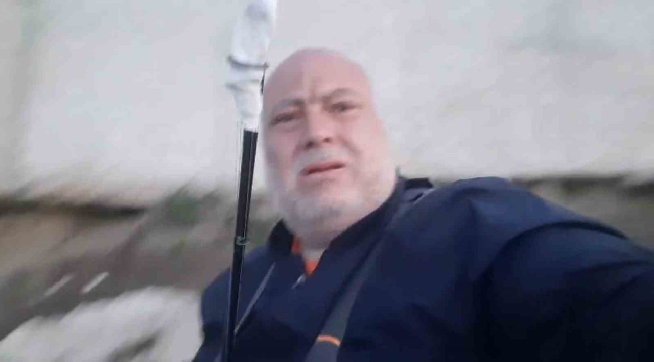 MERİÇ NEHRİ'NDE YAKALADIĞI 30 KİLOLUK YAYIN BALIĞINI NEHİRDE OLTASI İLE GEZDİRDİ