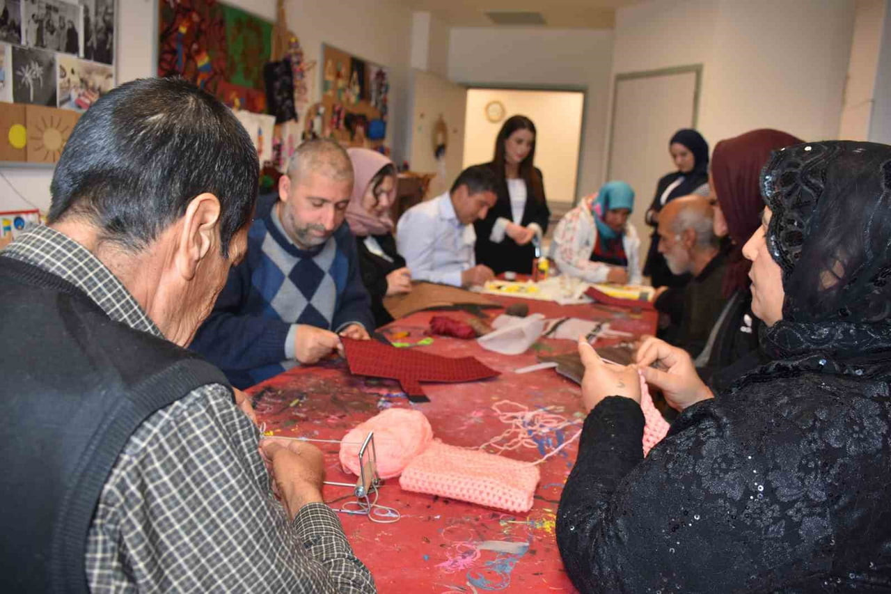 MERKEZDE YÜRÜTÜLEN EL SANATLARI KURSLARI SAYESİNDE HASTALARIN HEM TEDAVİ SÜREÇLERİNE KATKI...