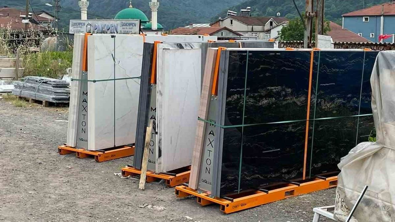 Mermer Bloklar Arasında Kalan İşçi Ağır Yaralandı