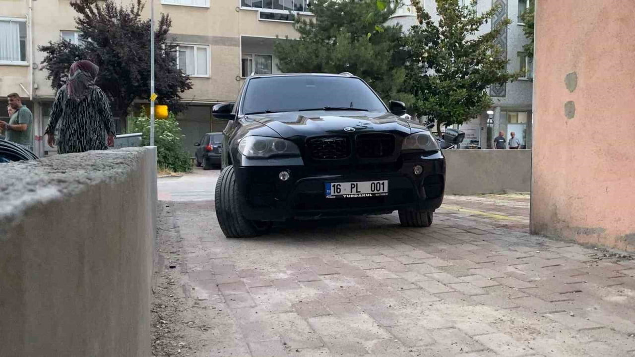 MERMİLERDEN BİRİ DE PARK HALİNDEKİ 16 PL 001 PLAKALI OTOMOBİLİN ÖN LASTİĞİNE İSABET...