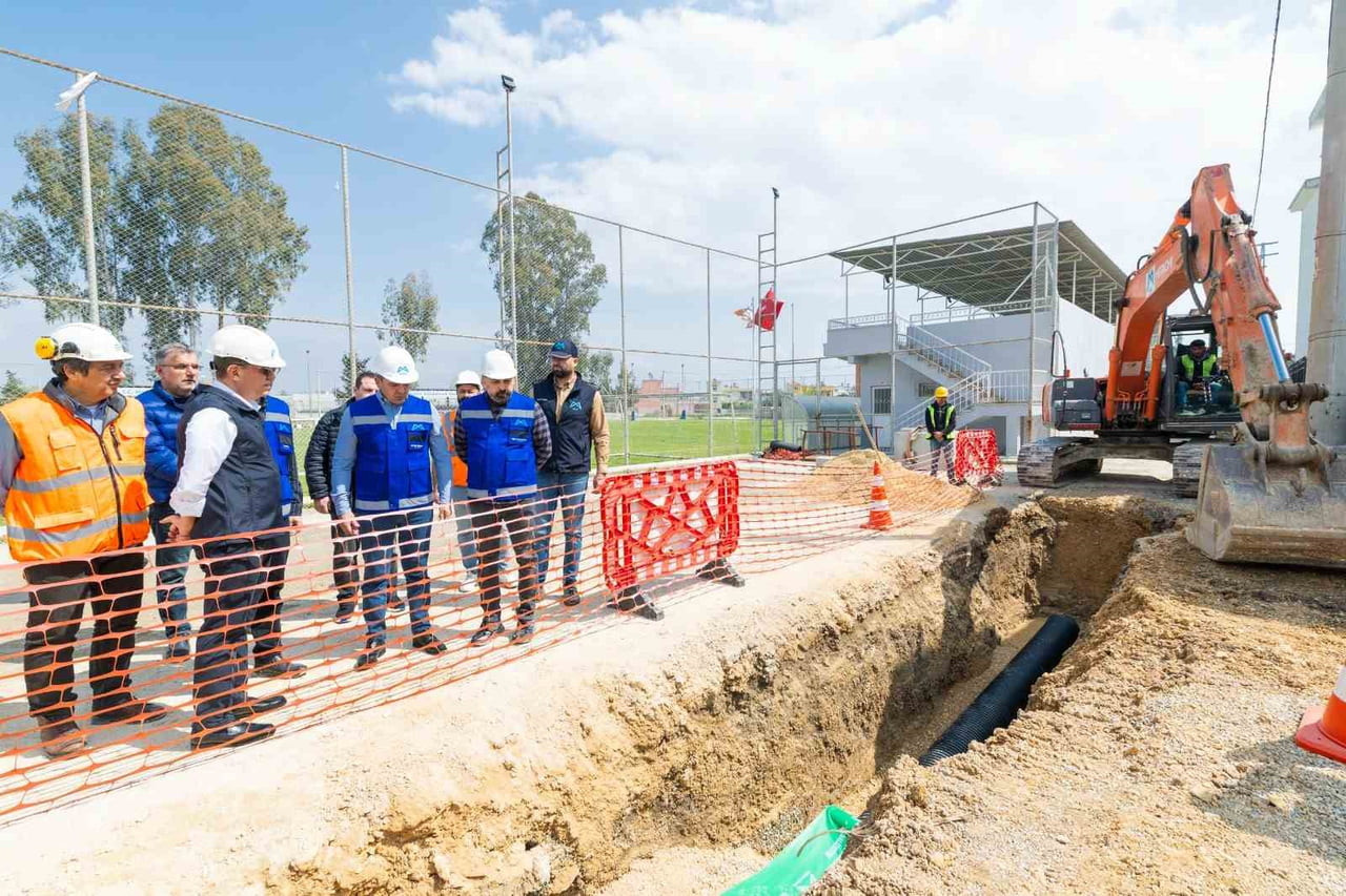 MERSİN BÜYÜKŞEHİR BELEDİYE BAŞKANI VAHAP SEÇER, AKDENİZ İLÇESİNDE YAPIMI SÜREN KANALİZASYON HATTI...