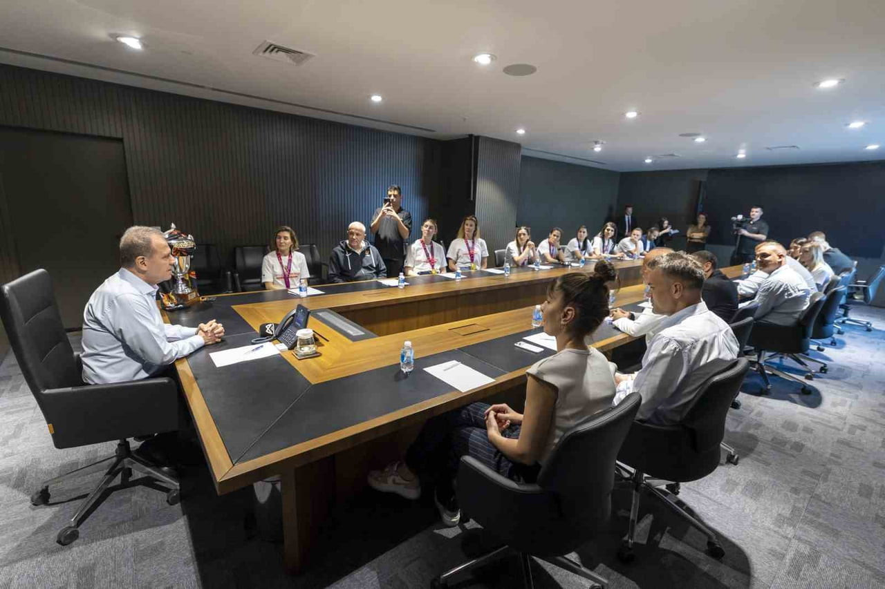 MERSİN BÜYÜKŞEHİR BELEDİYE BAŞKANI VAHAP SEÇER, EUROCUP ŞAMPİYONU ÇBK MERSİN’İ AĞIRLAYARAK...