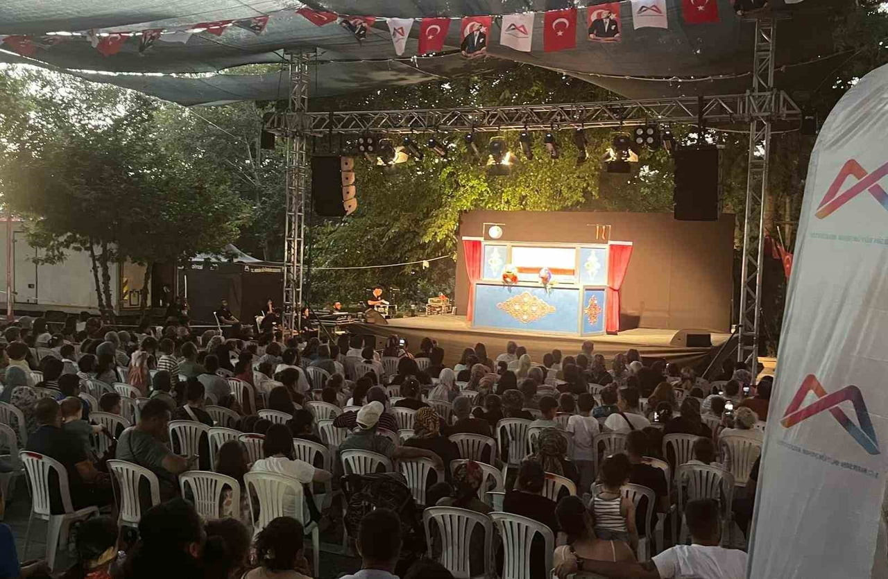 MERSİN BÜYÜKŞEHİR BELEDİYESİ ŞEHİR TİYATROSU, 'ŞEHRİN GEZİCİ TİYATROSU' PROJESİ KAPSAMINDA 13...
