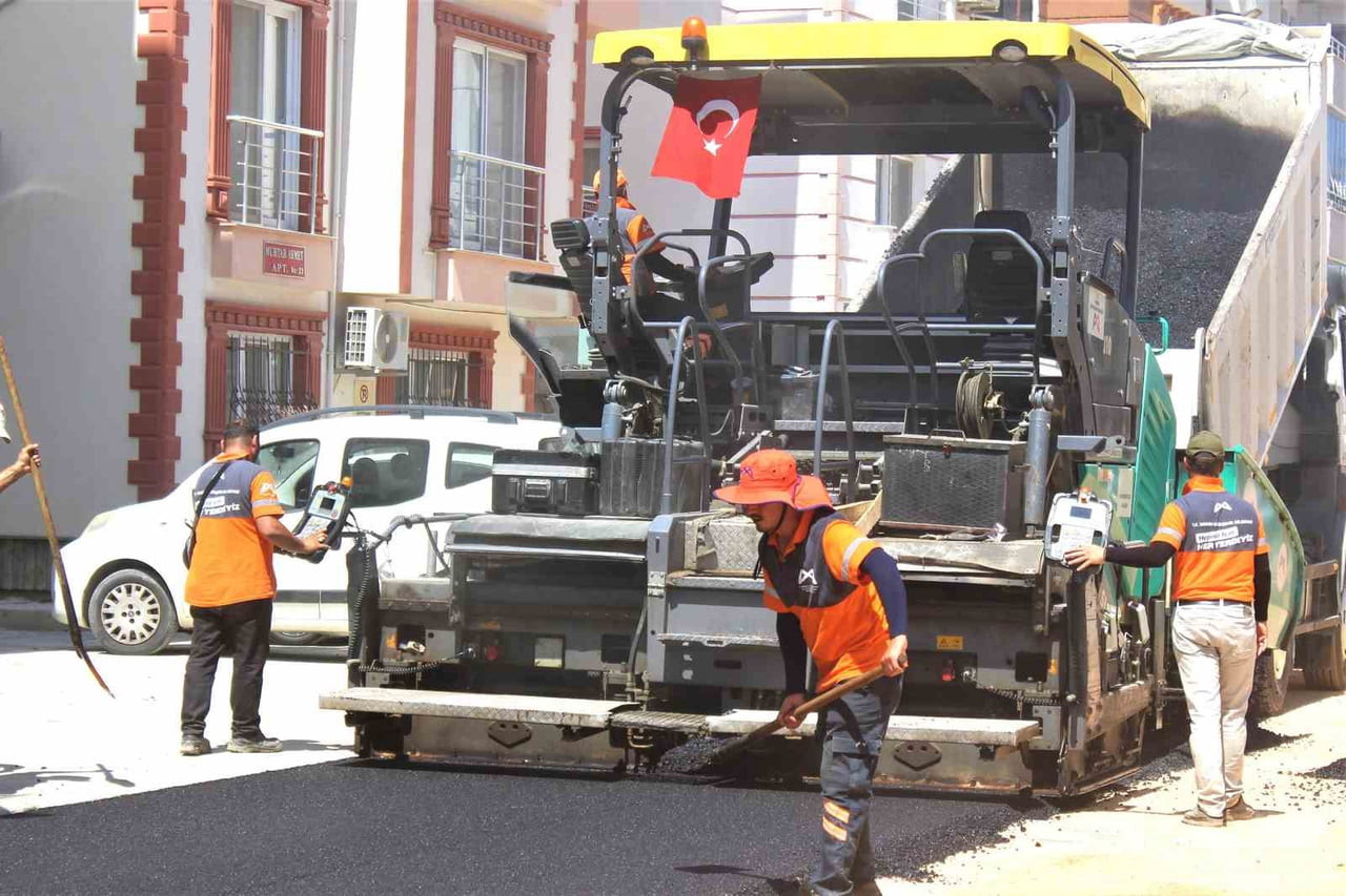 MERSİN BÜYÜKŞEHİR BELEDİYESİ, SİLİFKE'DE ULAŞIMI DAHA GÜVENLİ VE KONFORLU HALE GETİRMEK AMACIYLA...