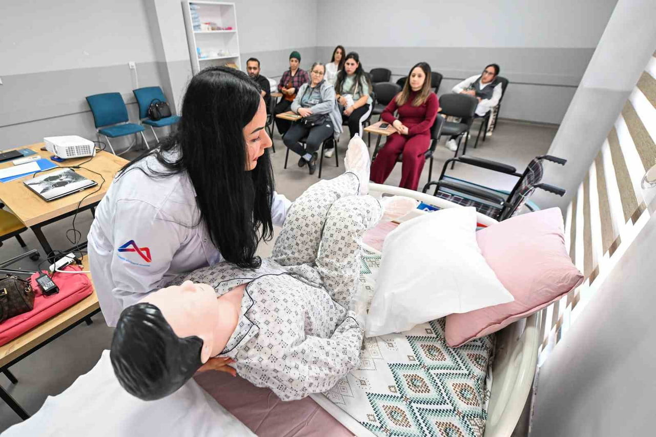 MERSİN BÜYÜKŞEHİR BELEDİYESİ, ÜCRETSİZ MESLEK EDİNDİRME KURSLARIYLA HASTA VE YAŞLI BAKIM ALANINDA...