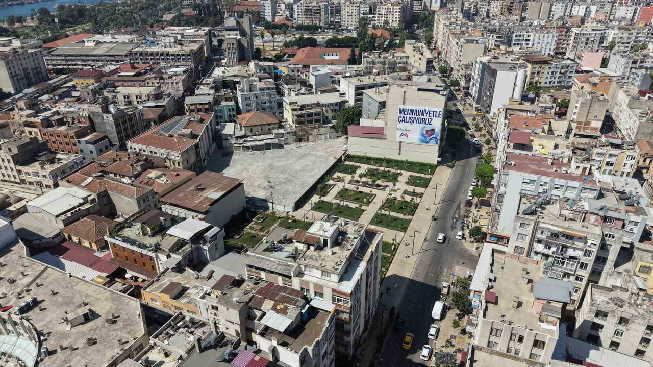 MERSİN BÜYÜKŞEHİR BELEDİYESİ, ZAFER ÇARŞISI BÖLGESİNDE RUHSATSIZ YAPILARIN YIKIMINI SÜRDÜRÜRKEN...