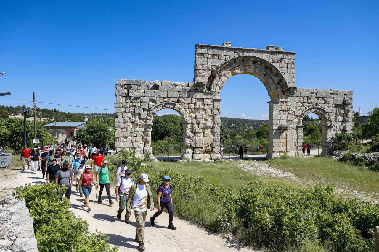 MERSİN BÜYÜKŞEHİR BELEDİYESİNİN DÜZENLEDİĞİ TARİHİ KİLİKYA YOLU'NUN 10'UNCU ETAP YÜRÜYÜŞÜNDE 90...