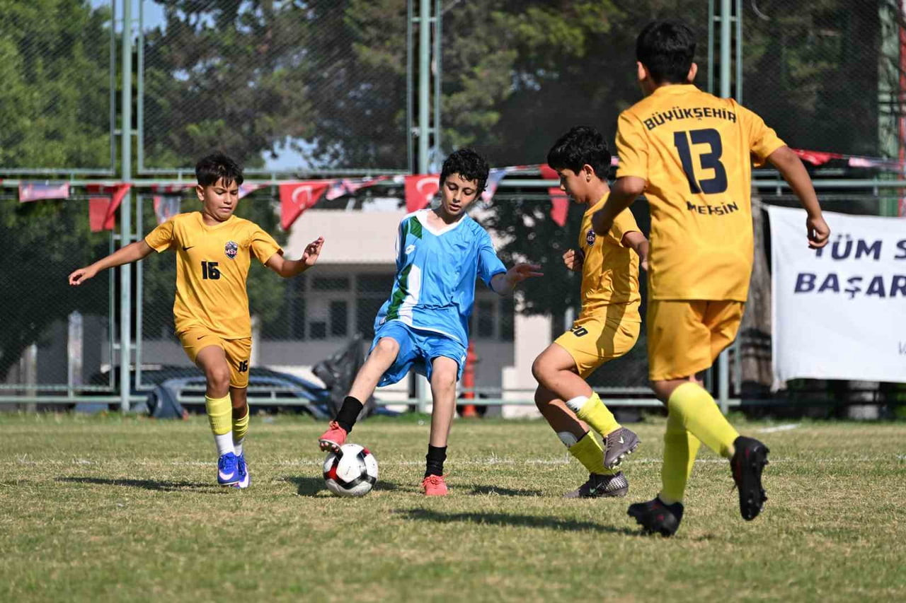 MERSİN BÜYÜKŞEHİR BELEDİYESİNİN EV SAHİPLİĞİNDE BAŞLAYAN U-11 VE U-12 ÇOCUK FUTBOL ŞENLİĞİ'NDE...