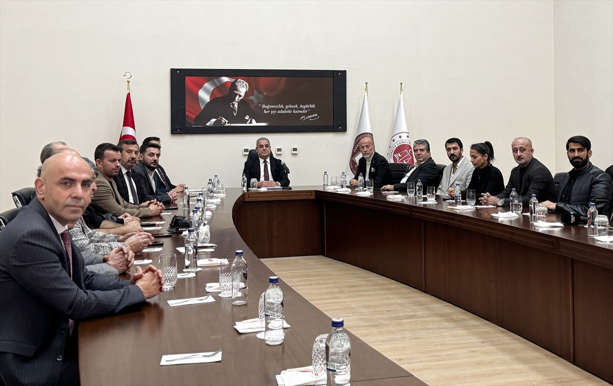 Mersin Cumhuriyet Başsavcısı Ahmet Çelikkol (ortada), Mersin Adliyesi Konferans Salonu'nda...