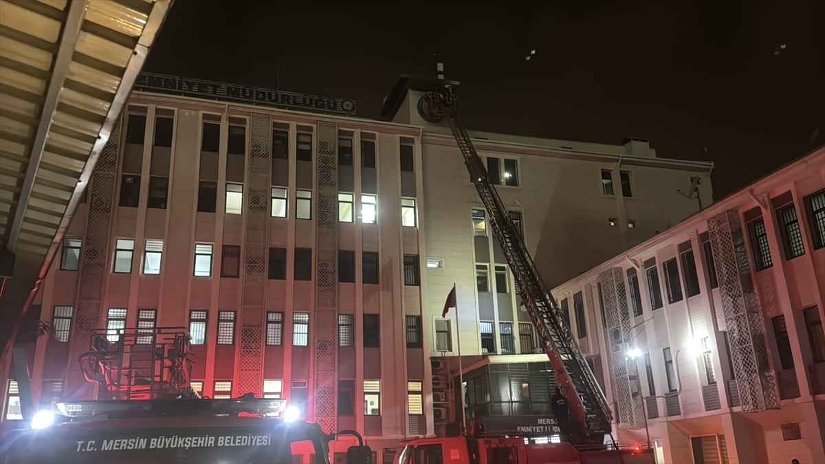 Mersin Emniyet Müdürlüğü ek hizmet binasında çıkan yangın itfaiye ekiplerince...