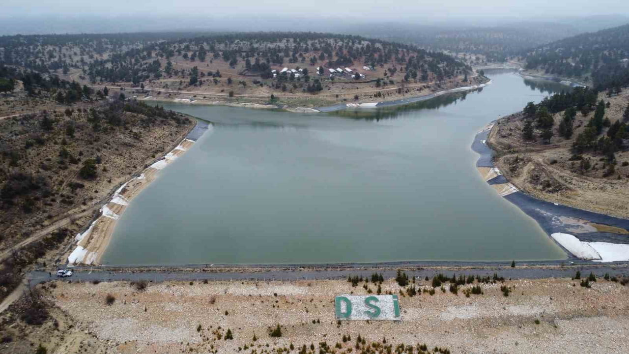 MERSİN ERDEMLİ'DE YAYLADA YER ALAN YAKLAŞIK 4 BİN DÖNÜM ALANIN SULANMASI İÇİN YAPILAN GÖLET DOLDU...