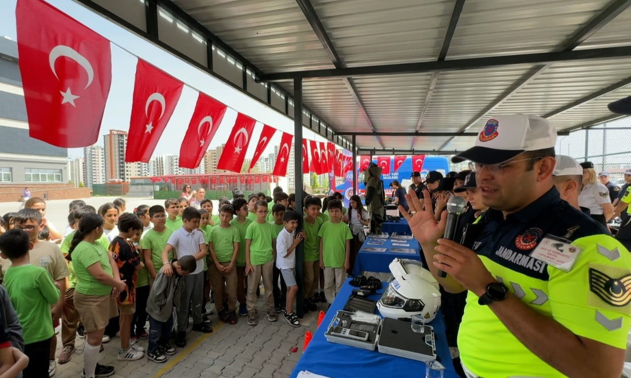 MERSİN İL JANDARMA KOMUTANLIĞI EKİPLERİ, MEZİTLİ İLÇESİNDEKİ BİR İLKOKULDA ÖĞRENCİLERE YÖNELİK...