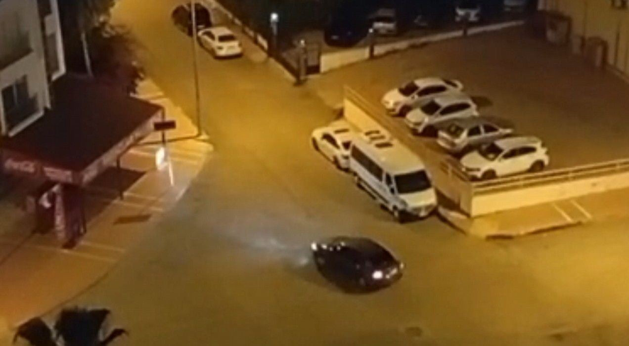 MERSİN POLİSİ DRİFT YAPARAK TRAFİK GÜVENLİĞİNİ TEHLİKEYE ATAN SÜRÜCÜYÜ YAKALADI, 140 BİN TL CEZA...