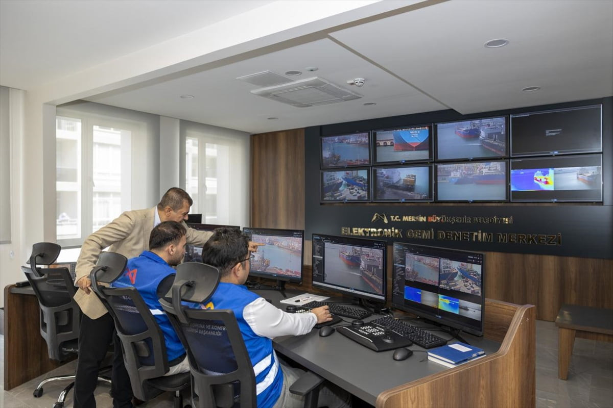 Mersin Uluslararası Limanı'nda yakıt veya yük kalıntıları ile kirlenmiş denge suyunu denize...